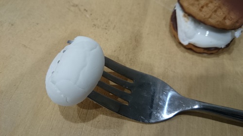 フォークでマシュマロを刺した