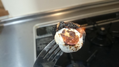 燃えているマシュマロ