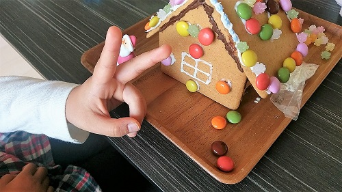 お菓子の家 デコレーション 完成