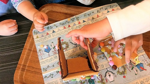 お菓子の家 食べてる!