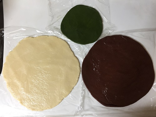 お菓子の家の生地を作る