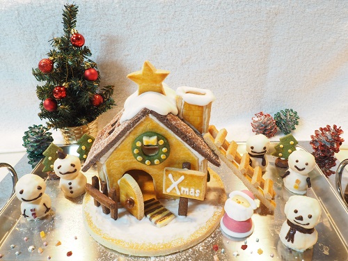 お菓子の家と雪だるまケーキでデコレーション