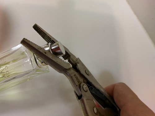香水の瓶を開ける